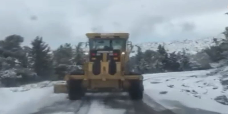 الحماية المدنية تزيح 261 وسيلة نقل من الطريق العام وتجلي أكثر من 100 مواطن حاصرتهم الثلوج